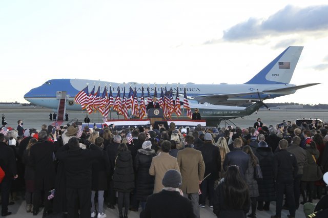 미국 메릴랜드 주 앤드류스 공군 기지에서 열린 환송식에서 도널드 트럼프 전 대통령이 고별 연설을 하고 있다. AP 뉴시스