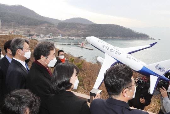 이낙연 민주당 대표가 21일 부산 강서구 대항전망대에서 가덕도신공항 예정지를 둘러보고 있다. 연합뉴스