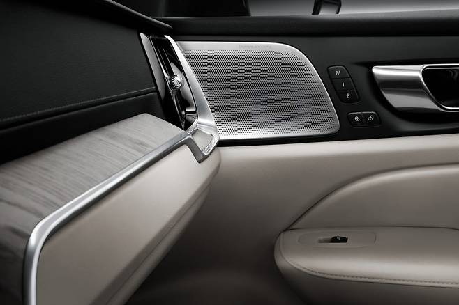 볼보 S60 B5 바워스 앤 윌킨스 스피커.