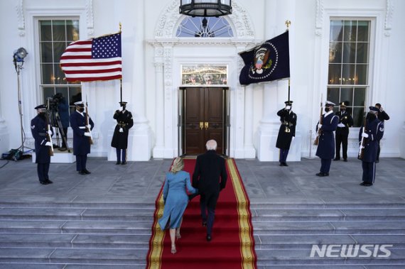 조 바이든 미국 대통령과 부인 질 바이든 여사가 20일(현지시간) 백악관 북측 현관 노스 포티코(North Portico)에 도착해 계단을 오르고 있다. /사진=뉴시스화상