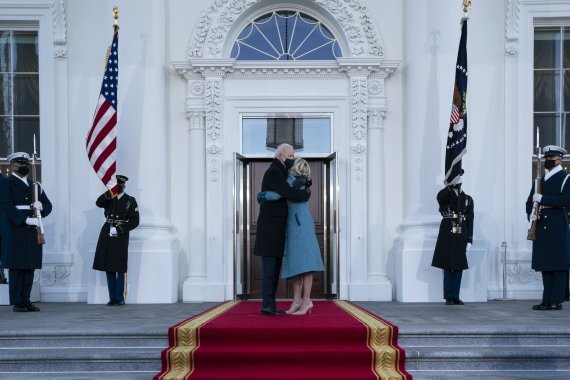 조 바이든 미국 대통령과 영부인 질 바이든 여사가 20일(현지시간) 백악관에 도착해 포옹하고 있다. 바이든 대통령 취임에 화답하듯 뉴욕증시 3대 지수는 이날 모두 사상최고치를 기록했다. 사진=AP뉴시스