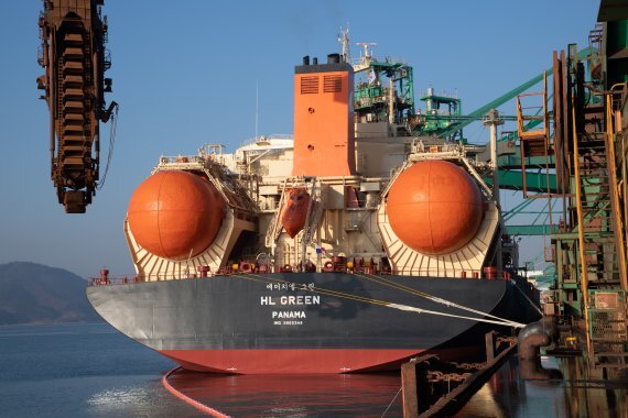 지난 20일 포스코 원료 수송을 전담하는 세계 최초 친환경 LNG 추진 벌크 외항선 HL그린호가 광양항 원료부두에서 철광석을 하역하고 있다. 포스코 제공