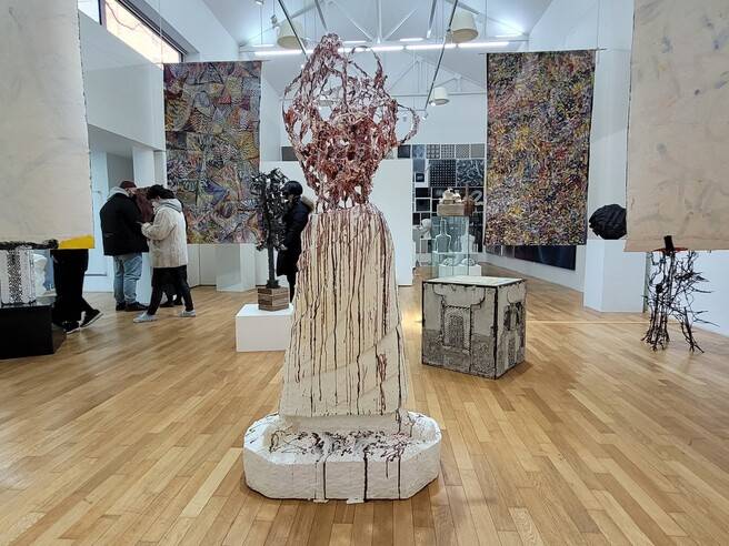 김세중미술관에 펼쳐진 기획전 ‘맞붙다’의 ‘광장’ 섹션 전시장. 1960년대 국내 화단을 휩쓴 앵포르멜 추상화의 에너지와 열기를 흘러내리는 뒤엉킨 이미지의 스티로폼 조형물로 형상화한 오은 작가의 작품이 바로 앞 정면에 보인다. 그 옆과 뒤의 다른 작품들도 한국 현대 미술사의 주요 작품들이나 흐름을 주된 소재로 삼아 만든 조형물과 그림들이다.