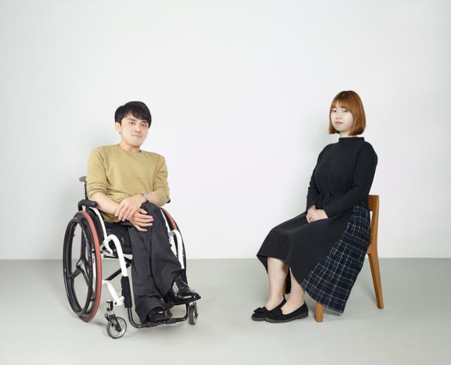 '사이보그가 되다' 저자 김원영 변호사(왼쪽), 김초엽 작가. 두 사람은 장애라는 고유한 경험을 바탕으로, 과학기술과 인간 사회가 어떻게 연결되고 결합돼야 하는지를 고민한다. 사진=이지양 작가. 사계절 제공