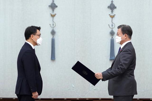 문재인 대통령이 21일 청와대에서 김진욱 초대 고위공직자범죄수사처장에게 임명장을 수여하고 있다. 뉴스1