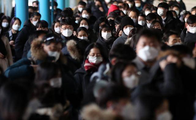 19일 서울 구로구 지하철 1호선 신도림역에서 마스크를 쓴 시민들이 출근길 발걸음을 옮기고 있다. 뉴스1