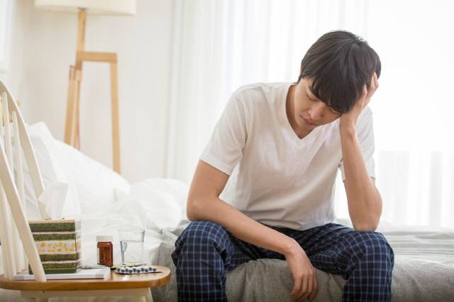 숙취 해소를 위해 두통약을 먹으면 간에 더 무리를 가하고 심각한 간 손상을 일으킬 수 있다./사진=클립아트코리아