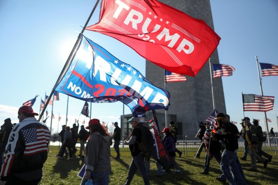 지난해 12월20일 극우단체 '프라우드 보이스' 회원들이 트럼프 전 대통령을 지지하는 깃발을 들고 이동하고 있다. [로이터=연합뉴스]