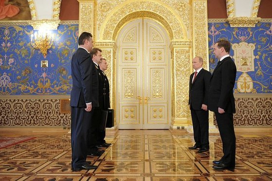 러시아도 핵가방을 갖고 있다. 2012년 러시아 대통령 인수인계식에서 블라디미르 푸틴 신임 대통령(오른쪽열 왼쪽)이 드미트리 메드베데프 전임 대통령(왼쪽열 가운데)으로부터 핵가방을 넘겨받고 있다. [러시아 대통령실]