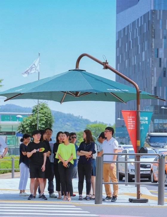 더위를 막는 ‘서리풀 원두막’은 서초구가 시작한 대표적인 생활밀착형 행정 사례로 꼽힌다. / 사진:서초구청