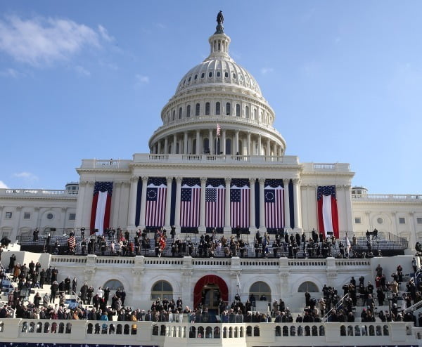 미국 워싱턴DC 연방 의사당 앞 야외무대에서 20일(현지시간) 조 바이든 46대 대통령의 취임식이 거행되고 있다/사진=EPA