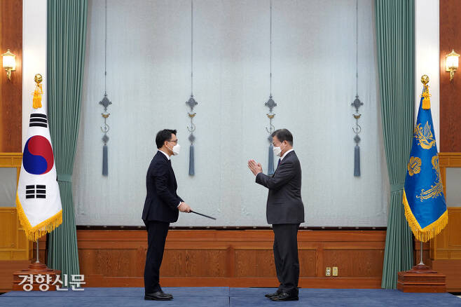 문재인 대통령이 21일 청와대에서 김진욱 초대 고위공직자범죄수사처장에게 임명장을 수여한 뒤 박수를 치고 있다. 청와대 제공
