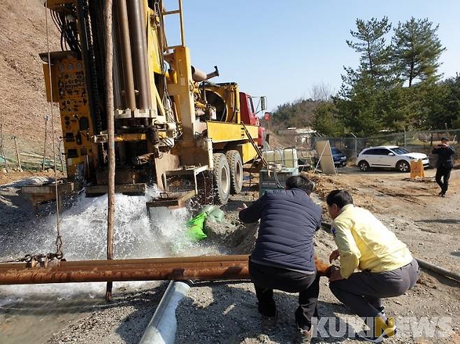 지하 암반관정 공사 현장을 찾은 김철수 속초시장.(사진=속초시 제공)