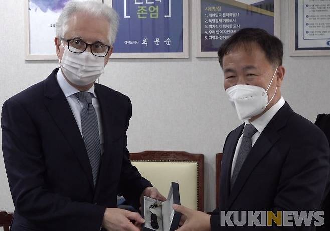 21일 페데리코 파일라(Federico Failla) 주한 이탈리아 대사와 이재수 춘천 시장이 기념 사진을 찍고 있다. (춘천시 제공)