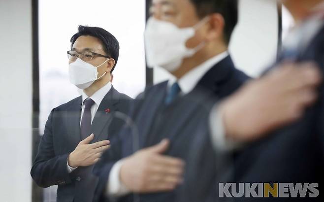 김진욱 고위공직자범죄수사처장이 취임식에서 국민의례를 갖고 있다.