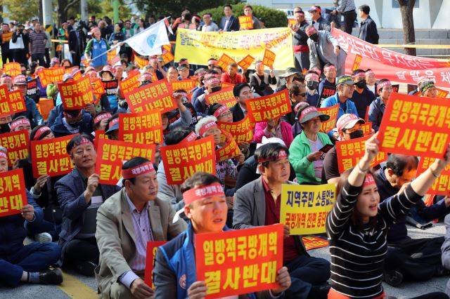 2019년 10월 철원군청 앞에서 철원군민들이 국방개혁 철회를 요구하는 궐기대회를 열고 있다. 철원군 제공