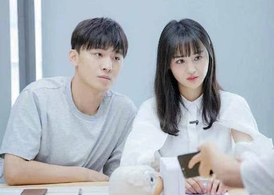 대리모 파양 사건으로 논란이 되고 있는 중국 여배우 정솽(오른쪽)과 전 파트너 장헝. 웨이보 캡처