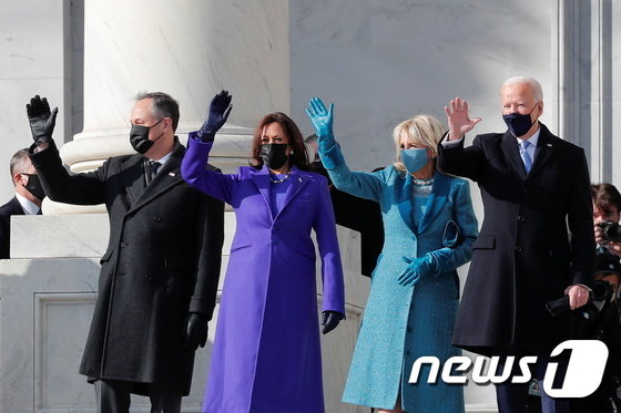 연방의회 의사당 앞에서 손을 흔들고 있는 조 바이든 미국 대통령 당선인과 카멀라 해리스 부통령 당선인 부부. © 로이터=뉴스1