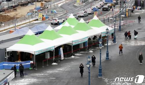 11일 오전 서울 중구 서울역광장에 마련된 임시선별검사소. /사진=뉴스1