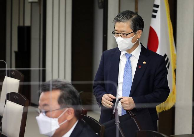 변창흠 국토교통부 장관이 14일 정부세종청사 국무조정실에서 열린 국정현안점검조정회의에 참석 하고 있다. /사진제공=뉴스1