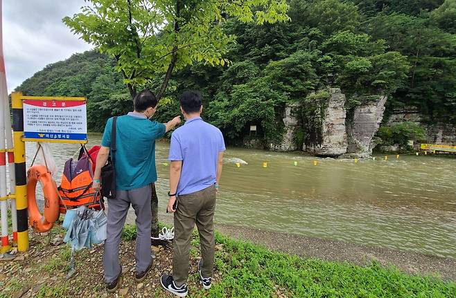 경남도가 지난해 6월 창원지역 물놀이 안전시설을 점검하고 있는 모습./사진제공=경남도