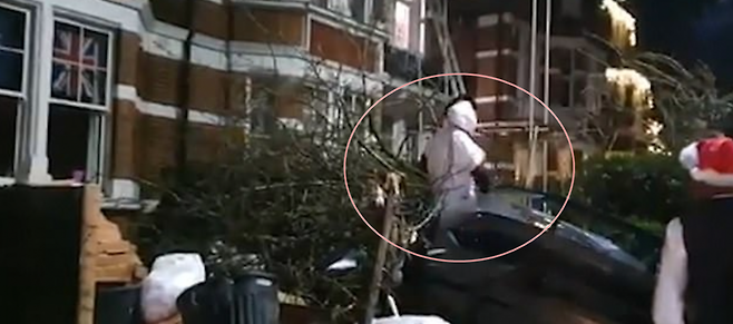 웨스트햄 유나이티드 공격수 미카일 안토니오(빨간 동그라미)가 지난 2019년 크리스마스 당시 람보르기니 차량을 운전하다가 사고를 낸 뒤 올라프 분장을 한 채 차량을 빠져나오고 있다. /사진=데일리 메일 보도화면 캡처
