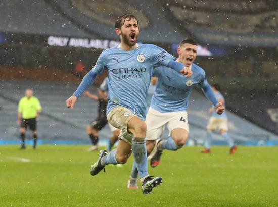 맨체스터 시티 미드필더 베르나르두 실바(왼쪽)가 21일(한국시간) 열린 애스턴 빌라와의 2020-2021 잉글랜드 프리미어리그 18라운드 경기에서 후반 35분 득점에 성공한 뒤 기뻐하고 있다. /사진=로이터