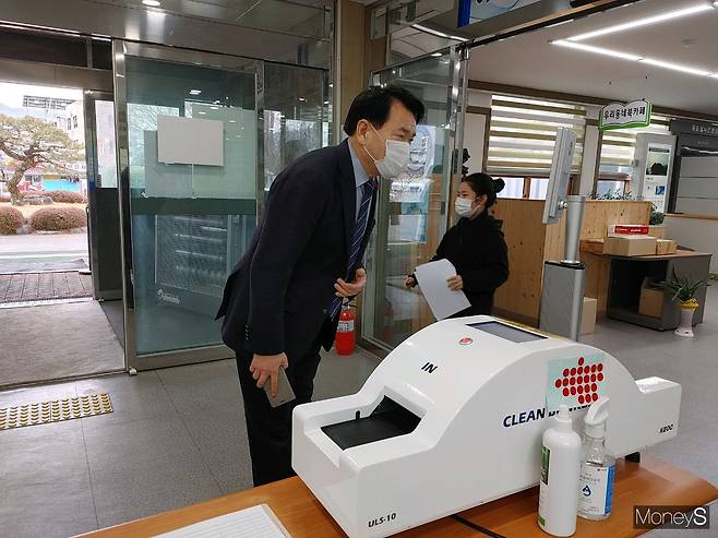 코로나 발생 1년을 맞고 있는 가운데 전남 장흥군이 코로나 청정지역을 유지하고 있다. 장흥군은 인천 웅진군과 함께 전국에서 유일하게 코로나 청정지역으로 분류되고 있다. 사진은 열체크하는 정종순 장흥군수/홍기철기자