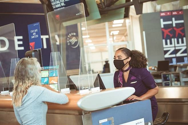 미국 질병통제예방센터(CDC)는 오는 26일부터 모든 국제선 항공편 탑승객을 대상으로 미국행 항공기 출발 3일 이내 실시된 코로나19 검사 결과 제출을 의무화했다./사진제공=델타항공