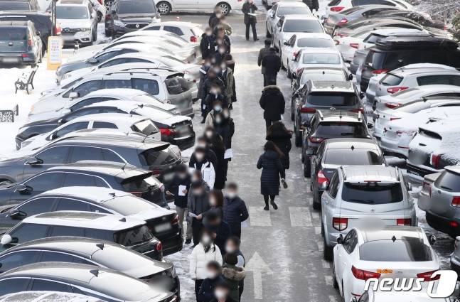 3일 경기도 수원시 팔달구 경기도청에서 공무원들이 신종 코로나바이러스 감염증(코로나19) 검사를 받기 위해 줄을 길게 서 있다. / 사진=뉴스