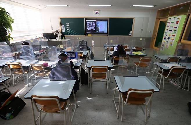 지난해 말 서울 노원구 화랑초등학교에서 대면수업과 원격수업이 동시에 이뤄지고 있는 모습. [연합]