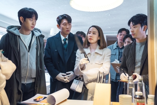 From Cho Yeo-jeong, who chased the truth of the Baek Soo-jung (Hong Soo-hyun) Murder case such as Gojun, Kim Young-dae, Lee Si-eon and Kim Ye-won, gathered together.KBS 2TV Tree Drama Dying in the Wind (playplayed by Lee Sung-min / directed by Kim Hyung-seok / Production Astori) released a steel showing Kang Yeo-ju (Cho Yeo-jeong) briefing at the site of Baek Soo-jung Murder incident on January 21st.The photo released attracts attention because Yeoju is accompanied by Husband Hanwoo Sung (Ko Jun) and assist Cha Soo-ho (Kim Young-dae) in the officetel where Baek Soo-jung died.Also, there were scenes of Jang Seung-cheol (Lee Si-eon), An Se-jin (Kim Ye-won), and An Detective.At the end of everyones gaze is Yeoju.In the last 13 times, Yeoju was asked to participate in a special broadcast coverage of Baek Soo Jung Murder case from PD I want to know It.While Yeoju and Husband dominant and police are expected to join the group, I want to know It, we are looking forward to seeing if they can find clues to solve the secret of the case at the Baeksujeong Officetel.Bae Hyo-ju on the news