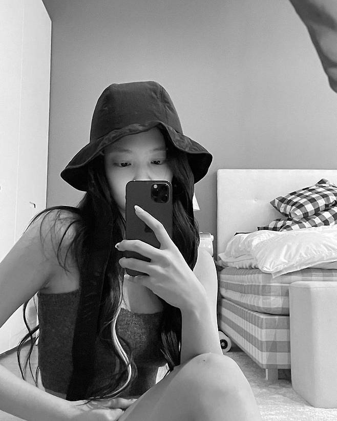 Group BLACKPINK Jenny Kim shared a daily photo with her pet dog.Jenny Kim posted several photos on her Instagram account on January 21, along with an article entitled Swipe left for some cute puppy photos.In the photo, Jenny Kim is wearing a bucket hat on a sleeveless tee and taking a mirror selfie, and she catches her eye with her beautiful beauty even in her modest face.The ensuing photo showed Jenny Kims pet dogs showing off their charm in a cute figure, which caused a smile on their mothers and made fans minds feel hearts pounded.Meanwhile, Jenny Kim recently opened a personal YouTube channel, which has exceeded one million subscribers in a day and currently has 4.44 million subscribers.Lee Soo-min in the news