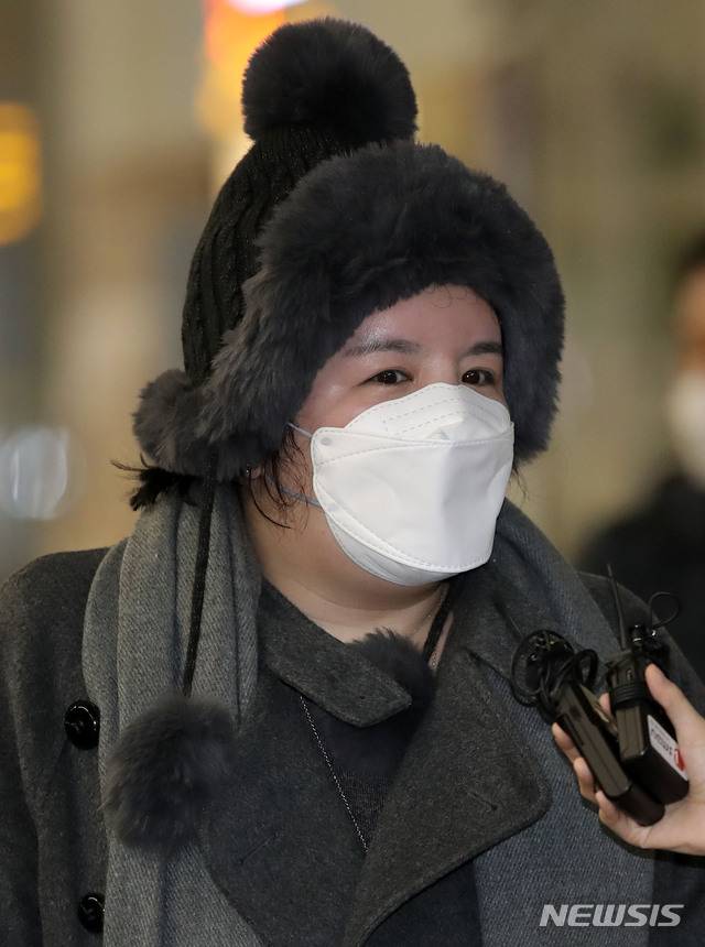 [인천공항=뉴시스]박미소 기자 = 향정신성 의약품을 투약했다 강제출국당한 방송인 에이미가 20일 오후 인천국제공항 제2터미널을 통해 귀국하고 있다. 2021.01.20. misocamera@newsis.com
