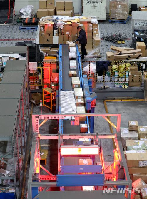 [인천공항=뉴시스}홍찬선 기자 = 국내 구매자들이 해외직구(직접구매)한 물품들이 인천 중구 인천본부세관 특송물류센터에 하기 돼 분류작업이 진행되고 있다. 2021.01.21. mania@newsis.com