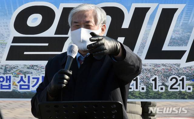 [대구=뉴시스] 이무열 기자 = 전광훈 사랑제일교회 목사가 21일 오전 동대구역 광장에서 3·1절 범국민대회를 위한 전국 순회 기자회견을 하고 있다. 2021.01.21. lmy@newsis.com