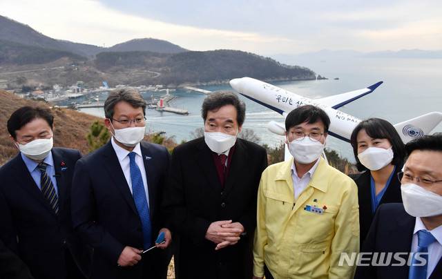 [부산=뉴시스] 하경민 기자 = 이낙연 더불어민주당 대표가 21일 오후 부산 강서구 가덕도대항전망대를 방문, 변성완 부산시장 권한대행과 부산시장 보궐선거 출마를 선언한 박인영(오른쪽 두번째)예비후보 등과 가덕신공항 건설추진 예정지를 둘러보고 있다. 2021.01.21. yulnetphoto@newsis.com
