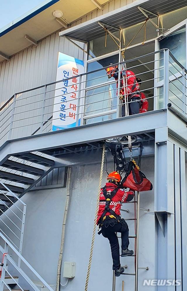 [대구=뉴시스]이지연 기자 = 대구 달서소방서 대원들이 맨홀 안전사고에 대비한 인명 구조 훈련을 하고 있다. (사진=달서소방서 제공) 2021.01.21. photo@newsis.com