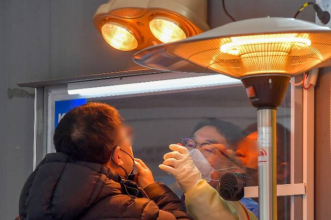 부산에서는 부산지법 직원 1명이 추가로 확진됐고, 한동한 잠잠한 요양병원에서 또 확진자가 나와 보건당국에 비상이 걸렸다. 박종민 기자