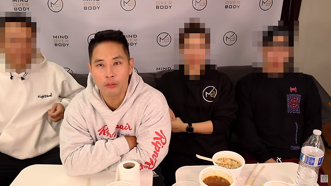 20일 지인들과 함께 스티브유가 먹방을 하고있는 장면 갈무리. 스티브유 유튜브 채널 갈무리