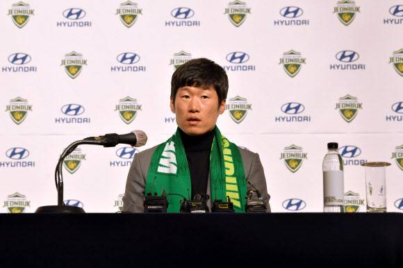 박지성이 21일 경기 고양 현대모터스튜디오에서 프로축구 K리그1 전북 현대 어드바이저 취임 기자 회견을 열고 있다. 고교 시절 수원 삼성 입단을 꿈꿨다는 박지성은 “수원이 창단해 좋은 모습을 보여 줄 때였고 수원 볼보이를 하기도 했다”면서 “선수로 K리그에서 뛰지는 못했지만 행정가로서 첫 시작은 가장 좋은 모습을 보여 주는 전북과 함께할 수 있게 돼 너무 기쁘다”고 말했다.연합뉴스