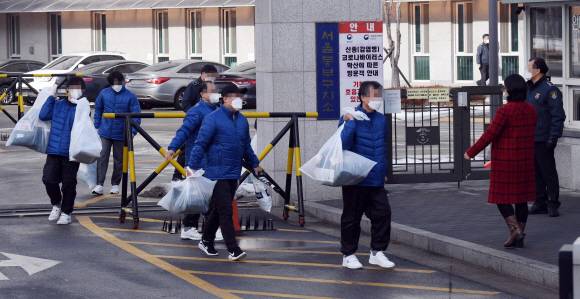 전국 교정시설 모범 수형자 등 900명 가석방 시작 - 정부가 교정시설 과밀 수용으로 촉발된 코로나19 집단감염 사태를 막기 위한 전국 교정시설 수형자 900명 가석방 조치에 따라 14일 서울 송파구 동부구치소에서 가석방된 수형자들이 짐을 들고 구치소를 나서고 있다. 이번 가석방은 기저질환자, 고령자 등 면역력 취약자와 모범 수형자 등을 대상으로 실시한 것이다. 무기·장기수형자, 성폭력, 음주운전, 아동학대 사범 등은 제외됐다.정연호 기자 tpgod@seoul.co.kr