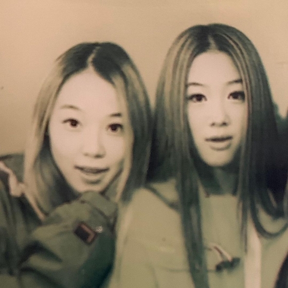 김소이(사진 왼쪽)가 20년 전 정려원과 함께 찍은 사진을 공개했다./사진=김소이 인스타그램