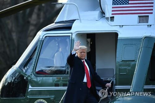 백악관을 떠나고 있는 도널드 트럼프 미국 전 대통령 [AFP=연합뉴스]