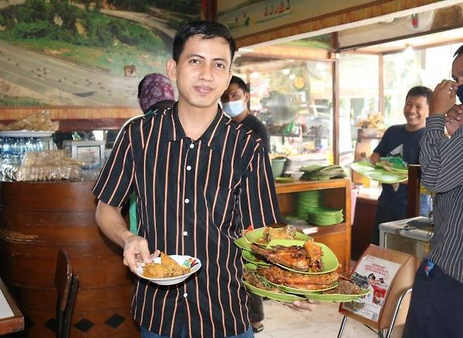 파당 요리 테이블로 나르는 인도네시아 종업원 [자카르타=연합뉴스]