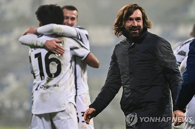 사령탑으로서 첫 우승을 일군 안드레아 피를로 유벤투스 감독(오른쪽). [AFP=연합뉴스]