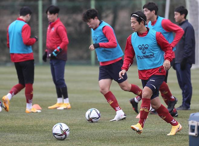 훈련하는 박주호. (서귀포=연합뉴스) 박지호 기자 = 프로축구 K리그1 수원FC 박주호가 21일 오후 제주 서귀포시 중문단지축구장에서 훈련하고 있다. 2021.1.21 jihopark@yna.co.kr