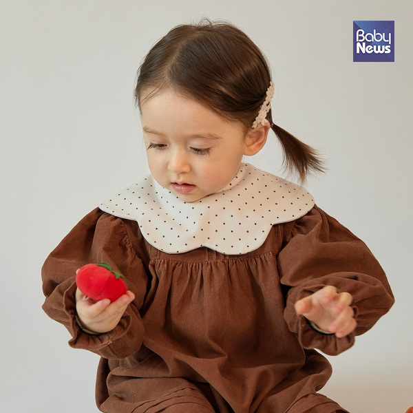 '코니 항균 롤링 턱받이'를 착용한 모습. ⓒ코니바이에린