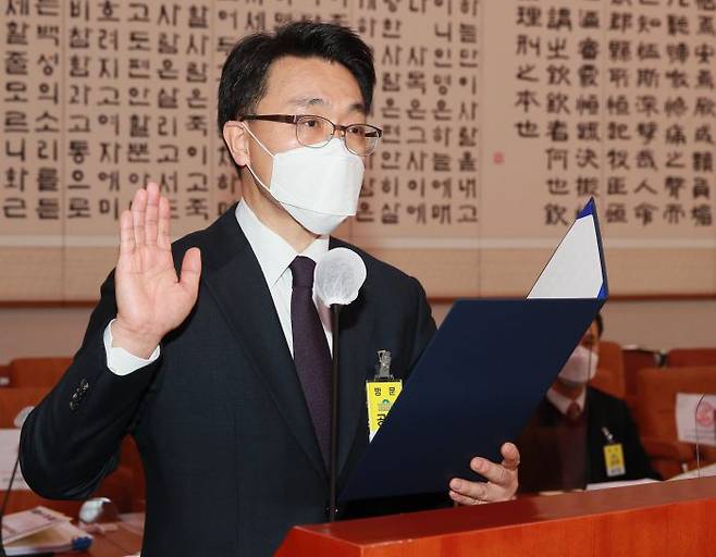 김진욱 초대 고위공직자범죄수사처(공수처) 처장 후보자가 19일 오전 서울 여의도 국회 법제사법위원회에서 열린 인사청문회에 출석해 증인 선서를 하고 있다. (사진=이데일리)