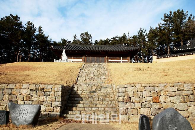 괴시리마을 뒷산에 자리한 목은이색기념관